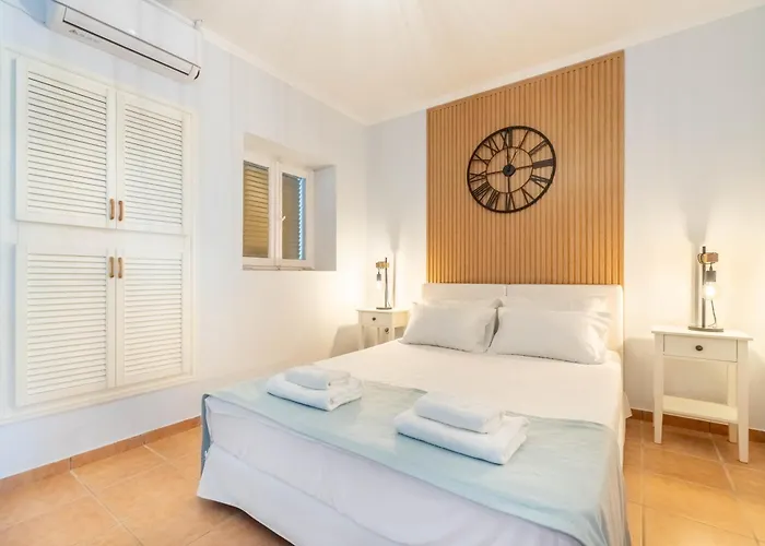 Sunset House Αντίπαξος